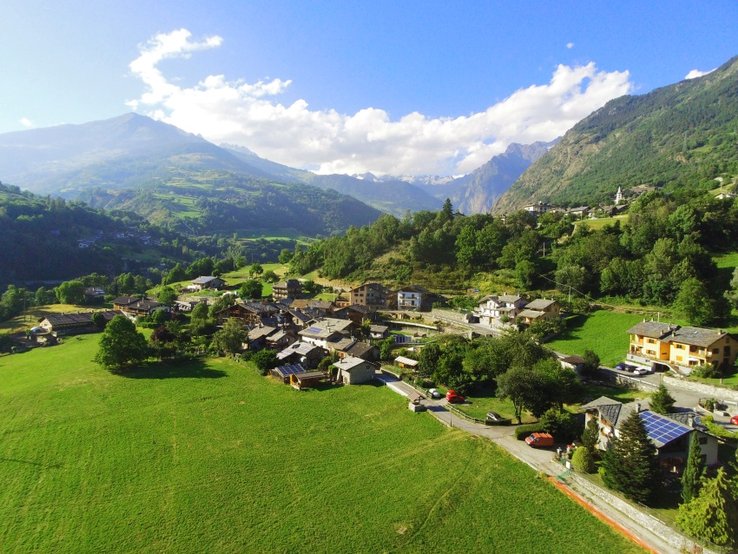 Tra distese prative, grappoli di villaggi e cappelle, si raggiunge poi il villaggio di Arpuilles, sopra ad Aosta.