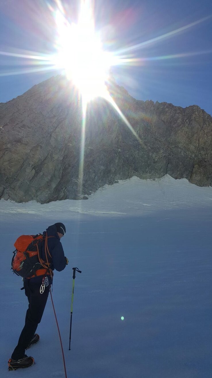 Arrivati in cima alla Skyway Monte Bianco, srotolate le corde, ramponi ai piedi, si parte da Punta Helbronner (3.462 m) e poi verso il Col d’Entreves (3.517 m) - Esperienza Unica ! !