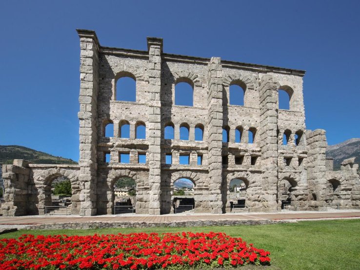 Teatro romano, un teatro degno della ricca Augusta Praetoria Salassorum, la “Roma delle Alpi”.