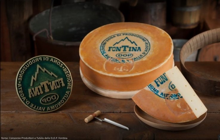 La Fontina, uno dei formaggi più apprezzati al mondo. Fatto con il latte delle nostre mucche, che  pascolano  negli alpeggi in fiore, sulle alte montagne.